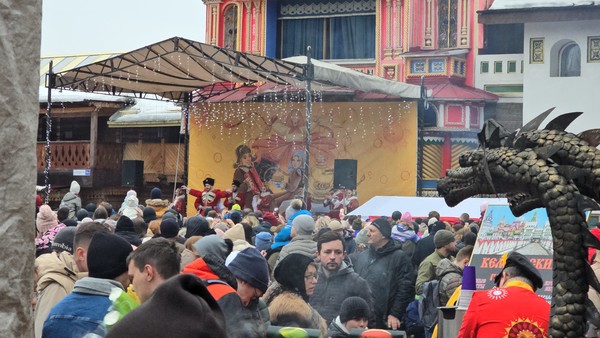 라슬레니짜 축제 현장을 많은 사람들이 즐기고 있다. @뉴스코리아 안정현 특파원 