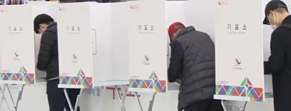 4·7 재보궐선거 사전투표 마지막 날인 3일 오전 서울역에 마련된 남영동 사전투표소에서 유권자들이 투표를 하고 있다. 2021.4.3 뉴스코리아