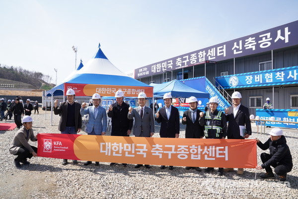 히딩크 전 축구국가대표 감독과 정몽규 축구협회장, 박상돈 천안시장이 31일 대한민국 축구종합센터 건립 현장을 둘러보고 있다.  @천안시 제공