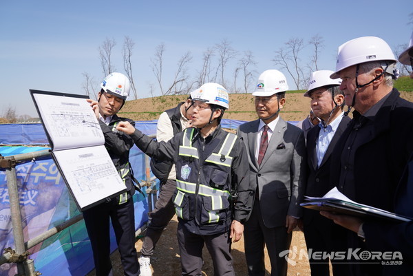 히딩크 전 감독이 정몽규 회장, 박상돈 천안시장과 함께 축구 종합센터 현장을 둘러보며 공사 진행 현황을 살펴보고 있다.  @천안시 제공