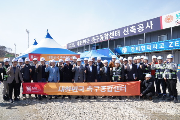 현장 관계자들과 히딩크 감독이 함께 기념 촬영을 하고 있다. @천안시 제공