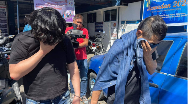 4월 2일 화요일 강도혐의로 체포된 두 명의 한국인이 마볼로 경찰서로 연행되고 있다 @뉴스코리아 이창호 특파원