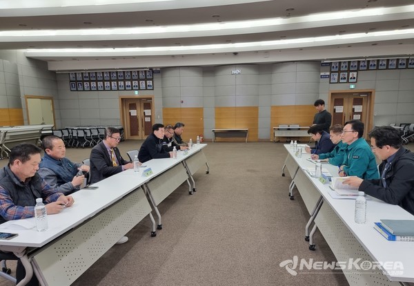 개인택시 등이 직산읍 콜버스 운행과 관련해 협의하고 있다. @천안시