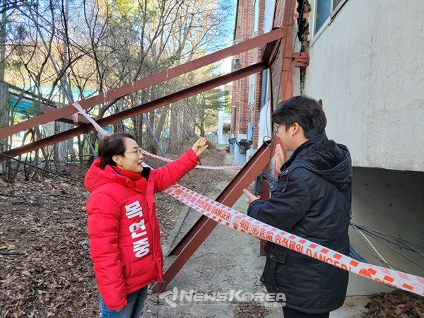 서대문구 연희동 소재 동진빌라 재건축 상황에 대해 논의하고 있는 문성호 서울시의원  @뉴스코리아 허재혁 기자