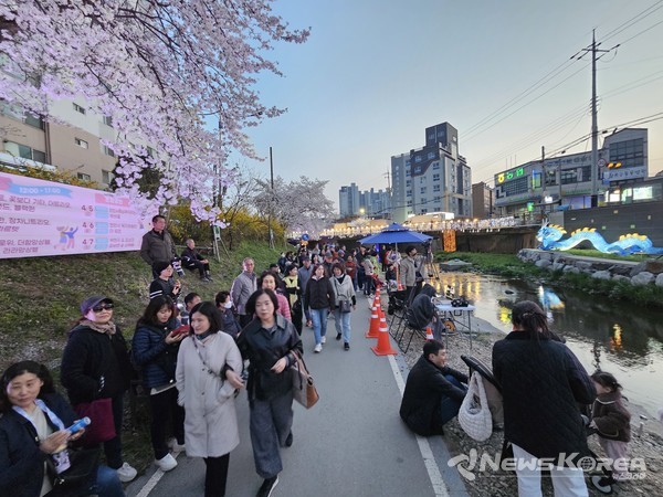 원성천에서 열리는 문화가 흐르는 산책로 @뉴스코리아 최신 기자