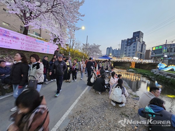 원성천에서 열리는 문화가 흐르는 산책로 @뉴스코리아 최신 기자