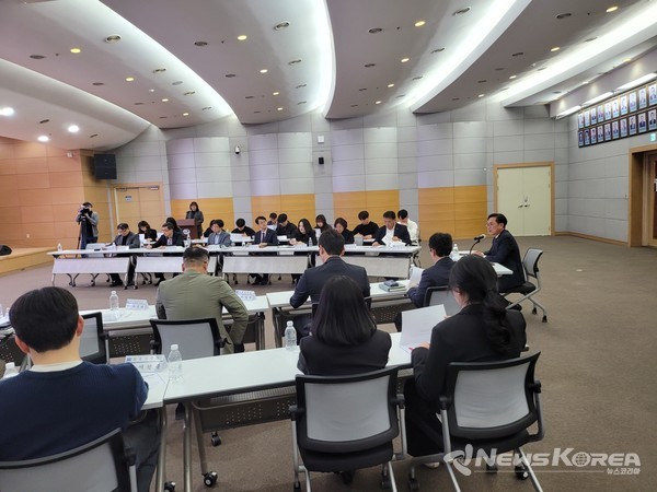 지난 8일 천안시청 대회의실에서 ‘2024 천안 유니브시티 페스티벌’ 2차 기획단회의 겸 대행사 용역 착수보고회를 진행하고 있다. @천안시