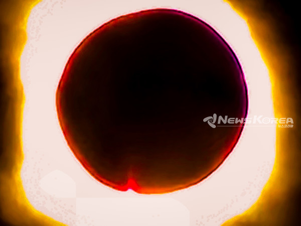 개기일식의 모습과 해당일의 나바호 원주민들의 모뉴멘트 밸리에서…코로나가 확실히 관찰이 되어진다. @뉴스코리아 문성원 특파원