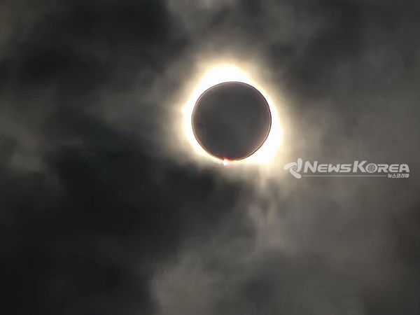 개기일식의 모습과 해당일의 나바호 원주민들의 모뉴멘트 밸리에서… @뉴스코리아 문성원 특파원