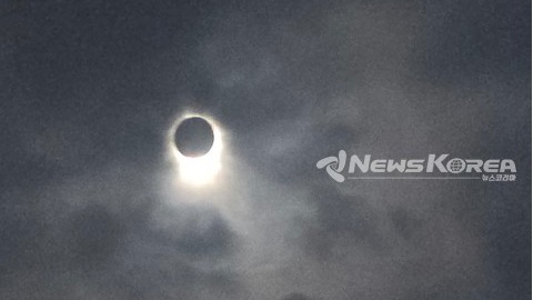 개기일식의 모습과 해당일의 나바호 원주민들의 모뉴멘트 밸리에서… @뉴스코리아 문성원 특파원