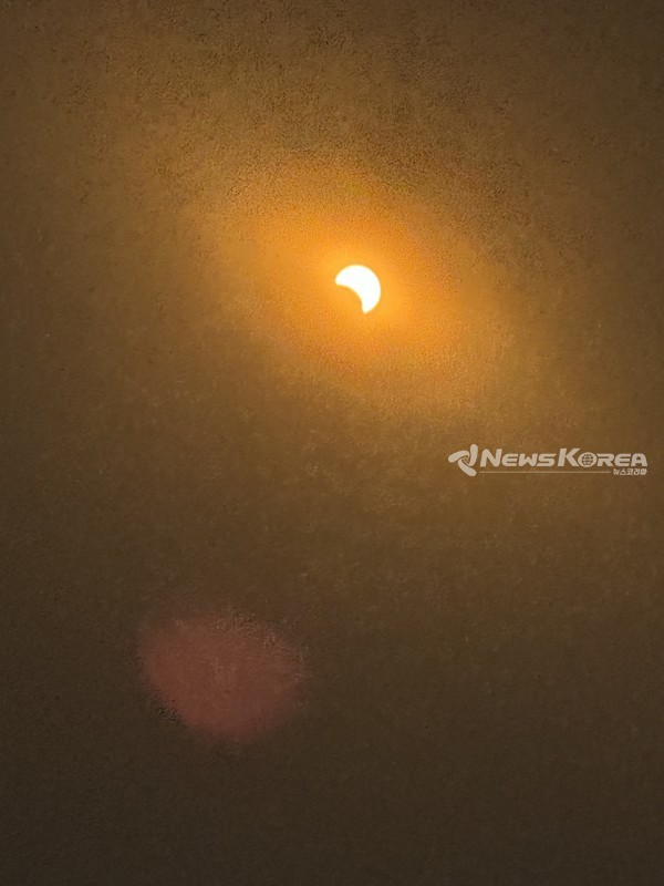 개기일식의 모습과 해당일의 나바호 원주민들의 모뉴멘트 밸리에서… @뉴스코리아 문성원 특파원