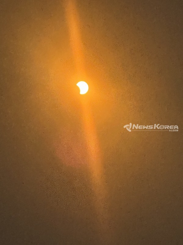 개기일식의 모습과 해당일의 나바호 원주민들의 모뉴멘트 밸리에서… @뉴스코리아 문성원 특파원