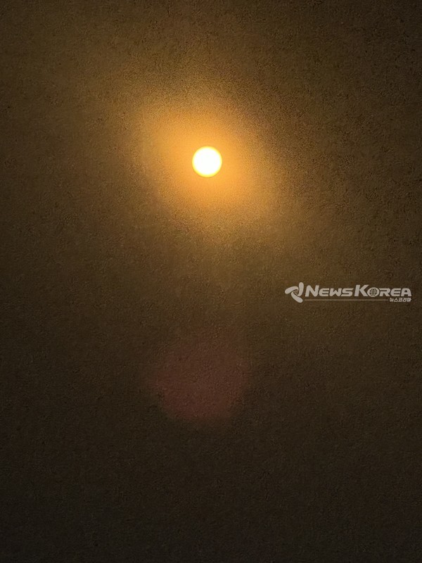 개기일식의 모습과 해당일의 나바호 원주민들의 모뉴멘트 밸리에서… @뉴스코리아 문성원 특파원