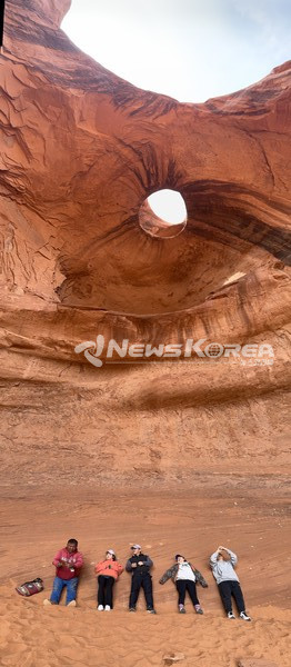 개기일식의 모습과 해당일의 나바호 원주민들의 모뉴멘트 밸리에서… @뉴스코리아 문성원 특파원