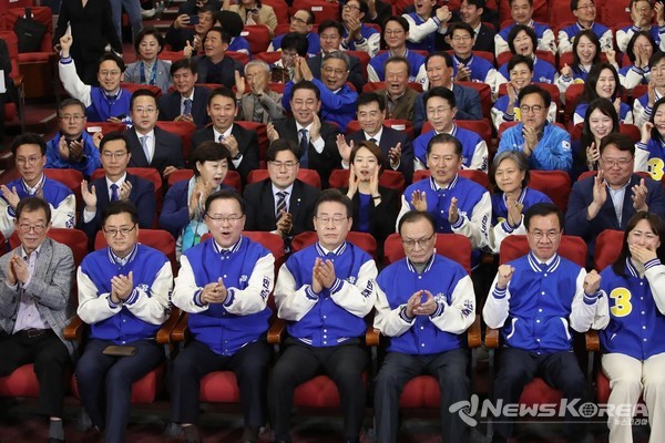 더불어민주당 이재명 대표, 이해찬·김부겸 상임공동선거대책위원장, 홍익표 원내대표가 10일 오후 서울 영등포구 여의도 국회 의원회관에 마련된 제22대 국회의원선거(총선) 민주당 개표 상황실에서 방송사 출구조사 결과를 지켜보고 있다. @국회사진기자단