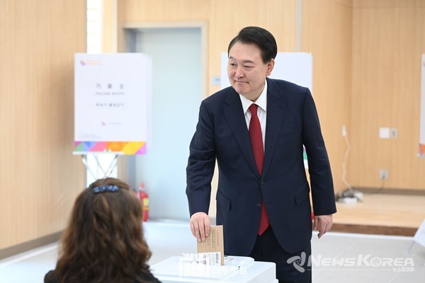 한국 유권자들이 윤 대통령에 대한 엄중한 심판을 하면서 야권이 의회에서 통제권을 확보했다. 인플레이션에 따른 경제난도 이번 총선에서 민의로 표출됐다.  @대통령실