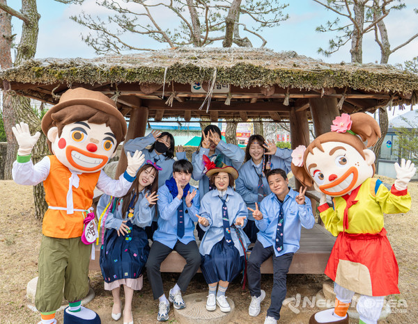 음성군 공무원들, 품바옷 입고 축제 분위기 물씬 @음성군