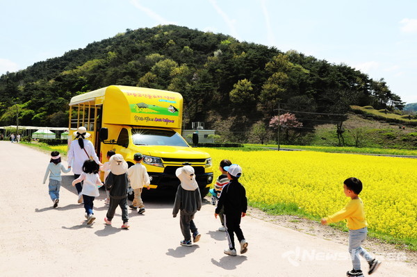아이들이 고인돌탐방버스를 향해 뛰어가고 있다. @화순군