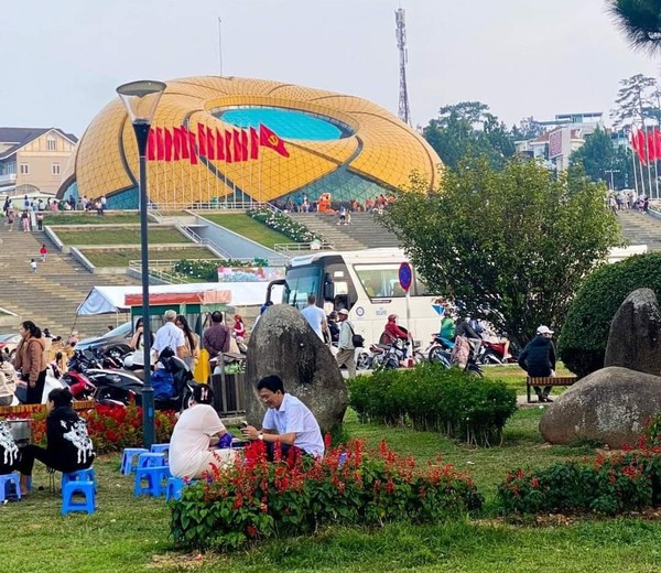 달랏의 광장앞은 늘 사람들로 붐빈다. @뉴스코리아 이웅연 특파원 