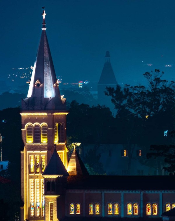 니콜라스바리대성당의 야경! 성당 첨탑 꼭대기에 풍향계를 닭조형물로 만들어서 일명 치킨성당으로 불린다. @뉴스코리아 이웅연 특파원 