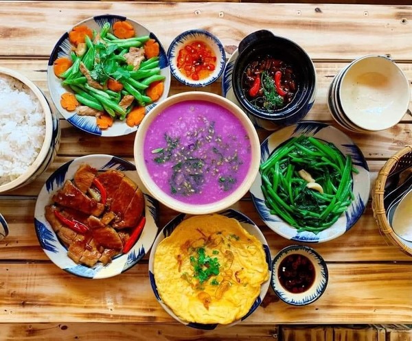 달랏의 맛있는 가정식 음식! 신선한 야채와 고기, 생선조림등 한국음식과 비슷한 음식들이 많다. @뉴스코리아 이웅연 특파원 