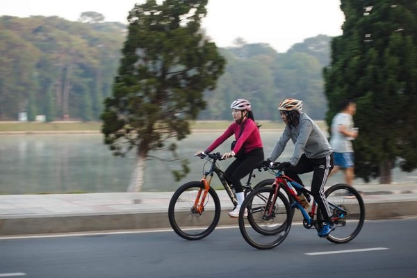 시내중심 쑤언흐엉 인공호수의 둘레는 6km로 산책이나 자건거를 타고 돌기에 좋다. 그외 달랏은 동서남북으로자전거타기에좋은길들이많다. @뉴스코리아 이웅연 특파원 