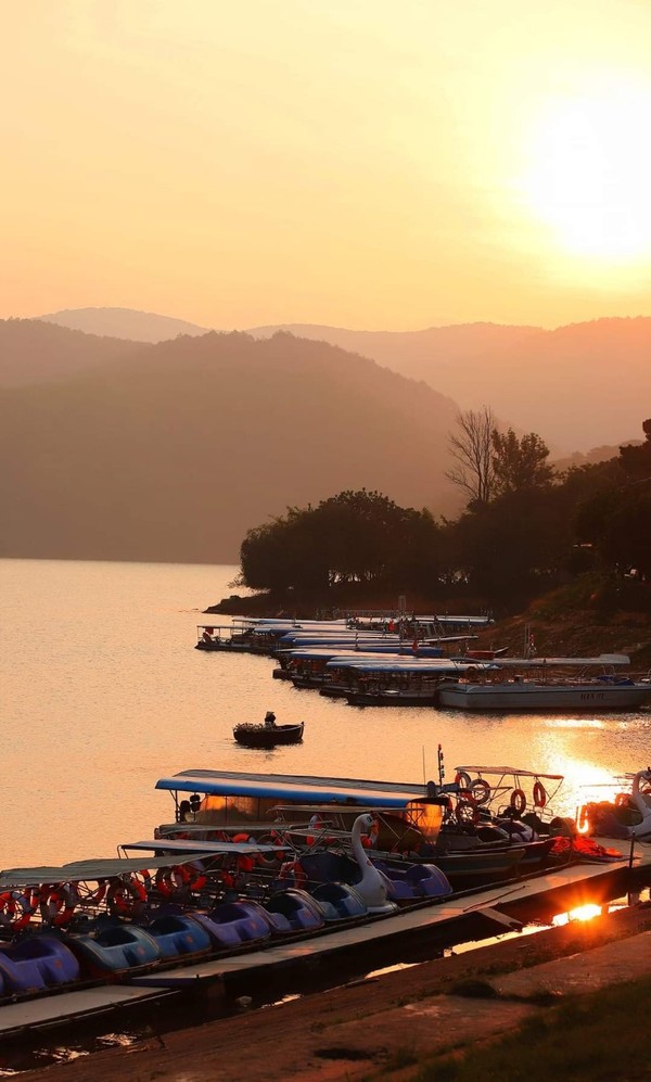 뚜인람 호수는 웨딩촬영지로 일몰 무렵 많은 사람들이 사진 촬영을 하는장소이다. @뉴스코리아 이웅연 특파원 