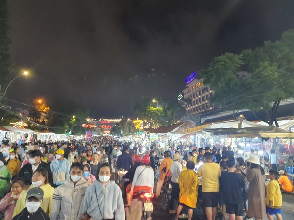 베트남 야시장중 최대규모에 속하는 달랏 야시장! 입구 롯데리아를 따라 포장마차형 음식점들과 각종 과일과 라이스페이퍼 피자 (반짱능=달랏원조), 각종 말린 과일들과 가을, 겨울 의류등등 볼꺼리가 한가득이다. @뉴스코리아 이웅연 특파원 