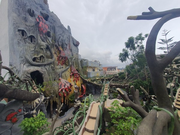 기괴한 모양의 건축물인 크레이지 하우스 @뉴스코리아 이웅연 특파원 