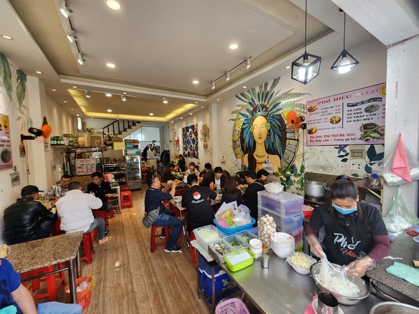 이른 아침부터 줄서서 먹는 소고기 쌀국수집 @뉴스코리아 이웅연 특파원 