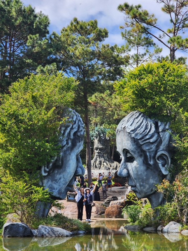 진흙으로 만든 클레이터널 마을에는 멋진 조형물들과 함께 인생사진을 건질수 있다. @뉴스코리아 이웅연 특파원 