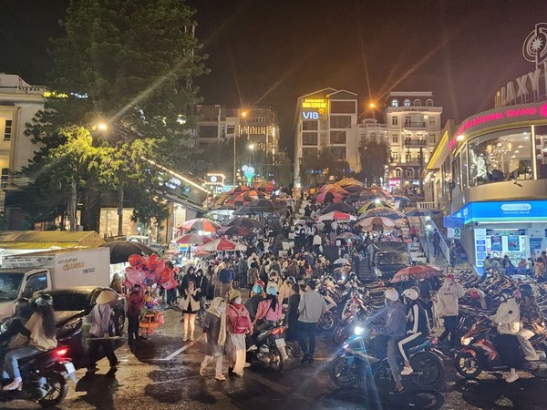 달랏 야시장의 명소가 된 계단 쉼터! 이곳에서는 베트남 피자나 고구마, 옥수수, 두유등을 마시며 계단에서 쉴수있다. @뉴스코리아 이웅연 특파원 