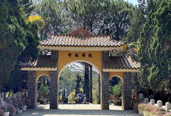 케이블카를 타고 내리자마자 있는 사원인 죽림서원이다. 소나무숲을 산책하기에 좋다. @뉴스코리아 이웅연 특파원 