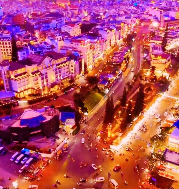 달랏의 가장 중심가인 야시장 입구에는 수많은 호텔과 게스트하우스가 있어 야시장과 인공호수를 산책하는데 좋다. 단, 야시장 너무 가까이는 늦게까지 시끄러울수 있으니 걸어서 5분 거리정도에 숙소를 예약하는게 좋다. @뉴스코리아 이웅연 특파원 