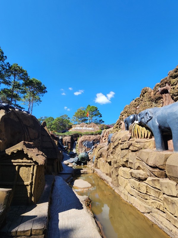 진흙으로 이 모든 조형물들을 만들었다니 그져 대단할뿐이다. 이곳 터널클레이는 조형물들을 감상하면서 산책하기에 좋다. @뉴스코리아 이웅연 특파원 