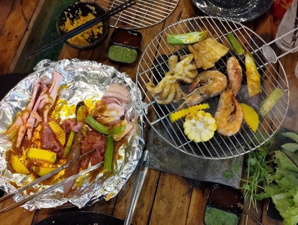 달랏은 저녁에 쌀쌀한 경우가 많아 숯불에 구워먹는 BBQ 음식점들이 많다. @뉴스코리아 이웅연 특파원 