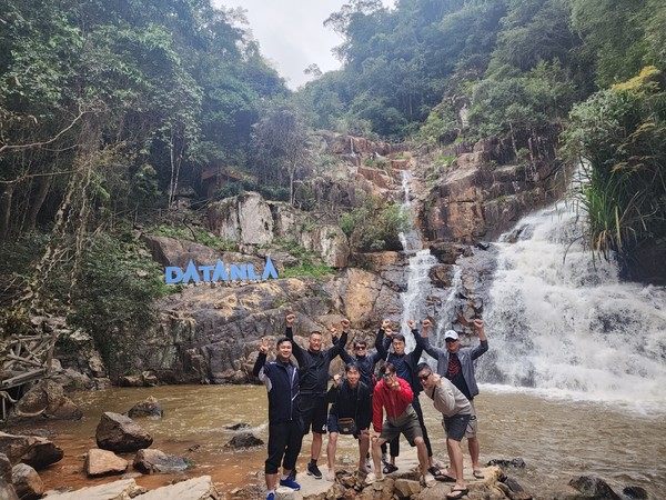 신나는 루지를 타고 씽씽달려 내려오면, 다딴라 폭포가 나온다. 화이팅! 한번 외치고 다시 신나는 달랏 여행 시작!  @뉴스코리아 이웅연 특파원 