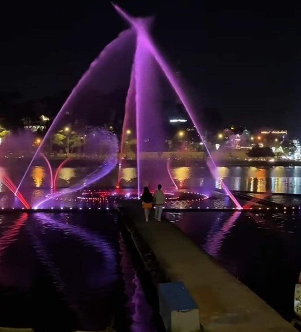 쑤언흐엉 인공호수에 야간 산책을 나가면 음악에 맞춰 춤추는 멋진 분수를 보면서 낭만을 즐겨볼수있다. @뉴스코리아 이웅연 특파원 
