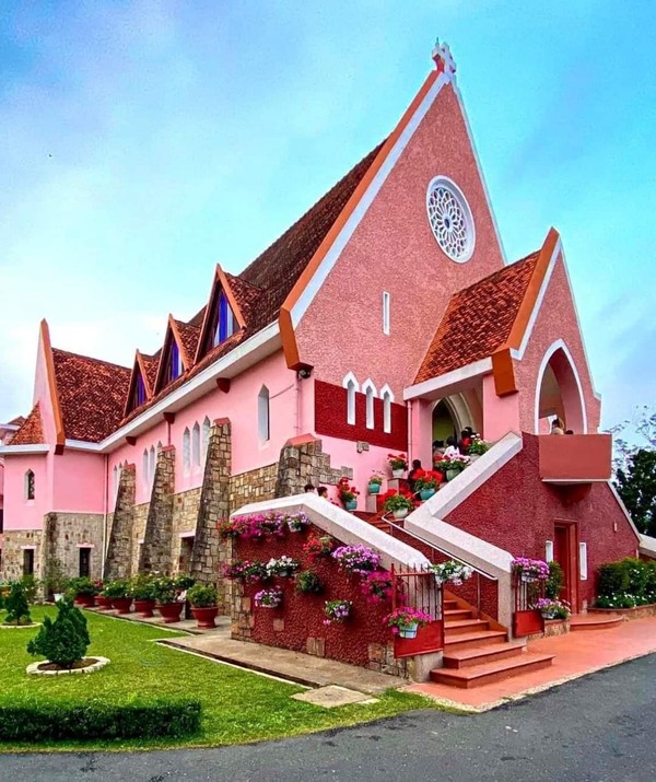 기차역에 들렸다면 근처의 예쁜 빨간성당도 들려보자. 성당 내부도 들어갈수있으며 기도도하고 사진도 찍을수있다. @뉴스코리아 이웅연 특파원 