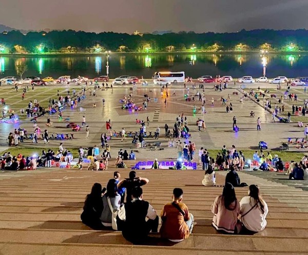 저녁이 되면 달랏 광장으로 삼삼오오 모여서, 이야기꽃을 피운다. @뉴스코리아 이웅연 특파원 