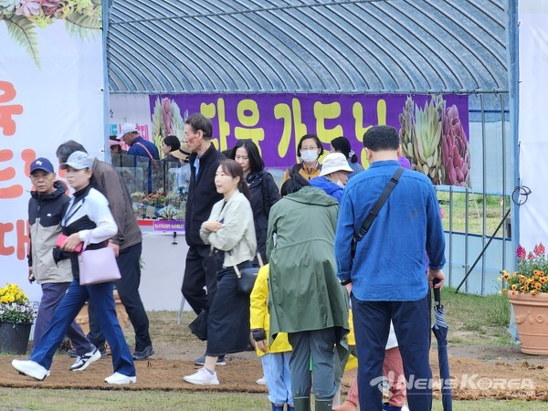 이른아침부터 현장을 찾은 관람객의 모습이 보인다 @뉴스코리아 최신 기자