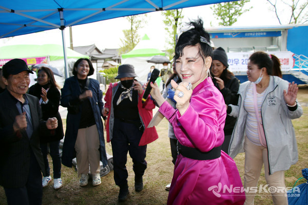 행사장을 찾은 필리핀 가수의 노래에 맞춰 화순에 온 필리핀에서 계절근로자들이 즐거워 하고 있다. @화순군