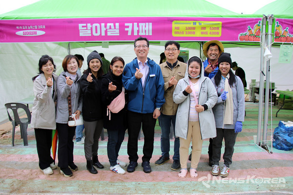 제1회 도곡 농산물 대잔치에서 강종철 화순부군수와 관계자들이 기념촬영을 하고 있다. @화순군