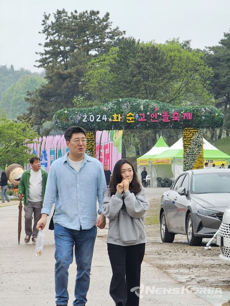오는 28일까지 진행되는 화순 고인돌 축제 행사장 @뉴스코리아 최신 기자
