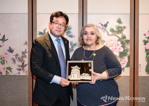 김현수 제1부시장이 알렉산드라 파파도풀루 그리스 외교부 차관에게 기념품을 전달하고 있다. @수원시