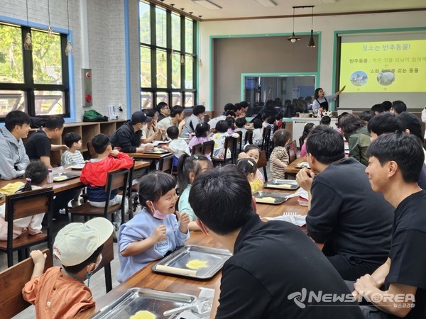 천안시직장맘지원센터가 27일 북면 목장에서 ‘제7회 파파스쿨’ 행사를 진행하고 있다. @천안시