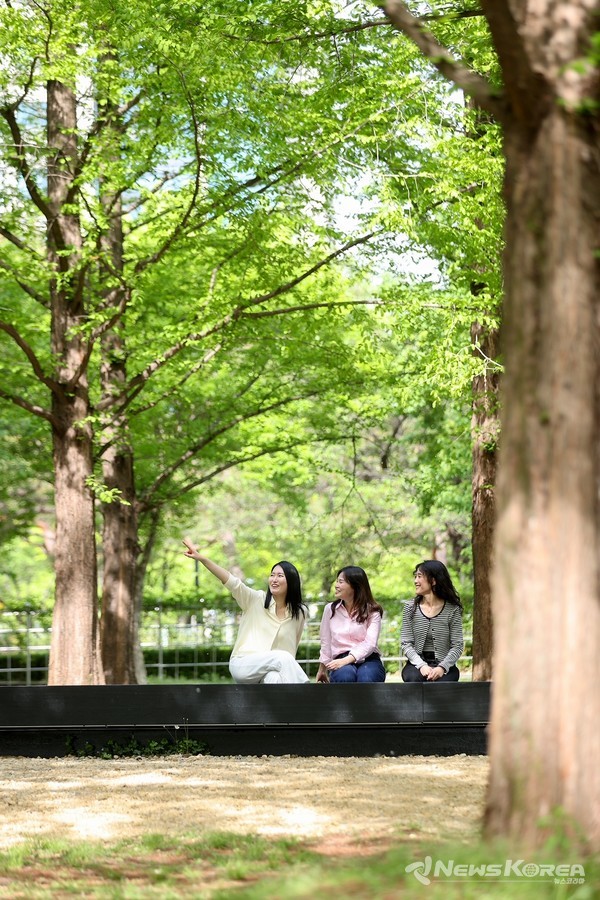 26일 화려한 막을 올린 2024고양국제꽃박람회에 관람객들의 발길이 끊이지 않고 있다.고양시는 박람회의 다채로운 볼거리들을 많은 사람들과 공유하고 즐길 수 있도록 ‘SNS소문내기 이벤트’를 5월 12일까지 진행한다. 박람회장 내에서 찍은 사진과 영상을SNS에 올리면 치킨·커피 쿠폰을 추첨을 통해 증정한다. @고양시