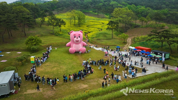 벨리곰 인증샷을 찍기 위해 기다리는 긴 줄 행렬 @화순군
