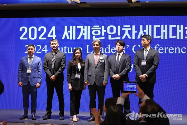 사진 왼쪽부터 조별 대표 신조나단(미국), 김안드레이(카자흐스탄), 김민진(영국), 최영한 재외동포청 차장, 이상엽(미국), 전준홍(미국) @재외동포청