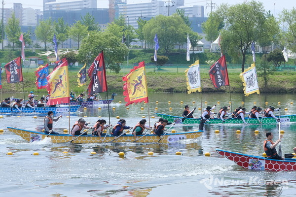 ‘제1회 이순신장군배 전국 거북선 노젓기대회’가 열리고 있다. @아산시